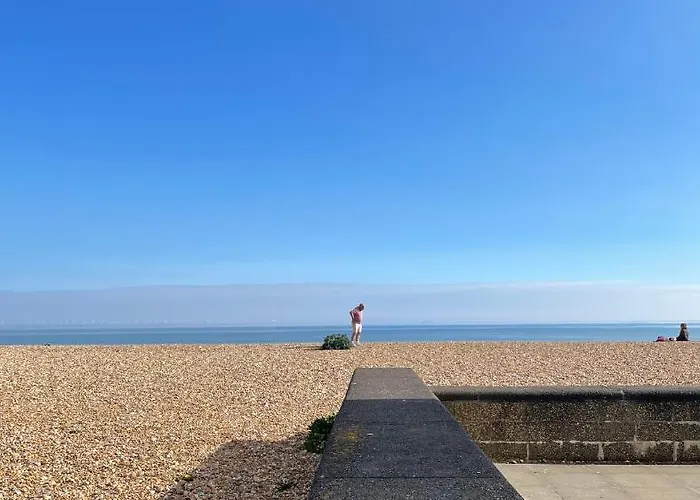 Lovely Bijou Loft Apt, One Road Back From The Sea