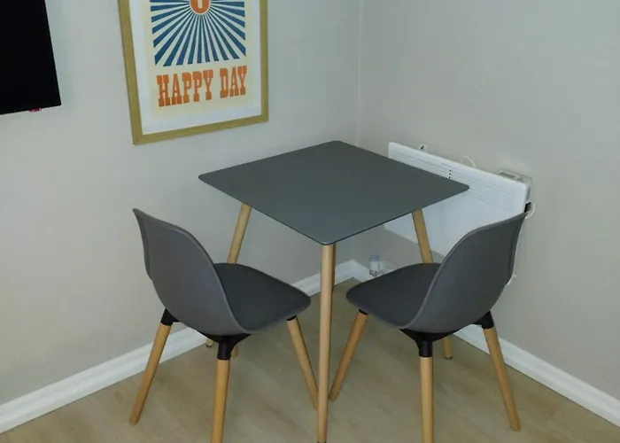 Lovely Bijou Loft Apt, One Road Back From The Sea