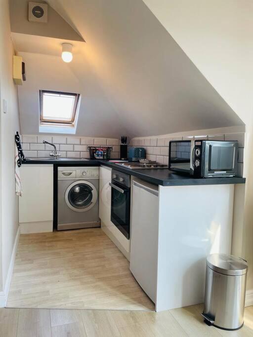 Lovely Bijou Loft Apt, One Road Back From The Sea * Worthing