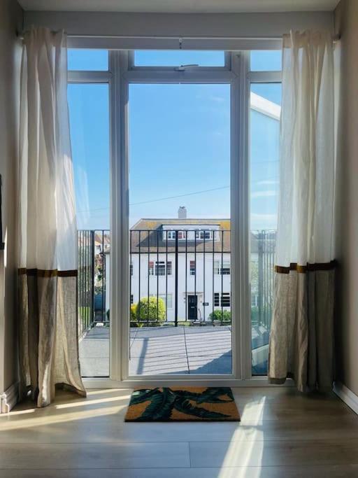 Lovely Bijou Loft Apt, One Road Back From The Sea