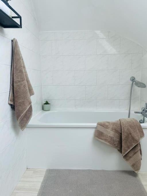 Lovely Bijou Loft Apt, One Road Back From The Sea *