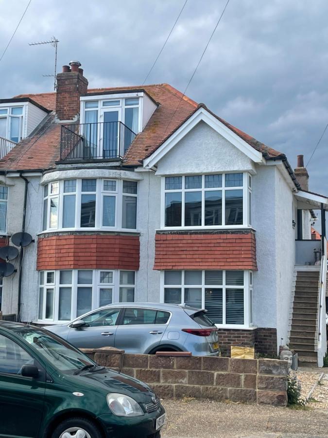 Lovely Bijou Loft Apt, One Road Back From The Sea Apartment *